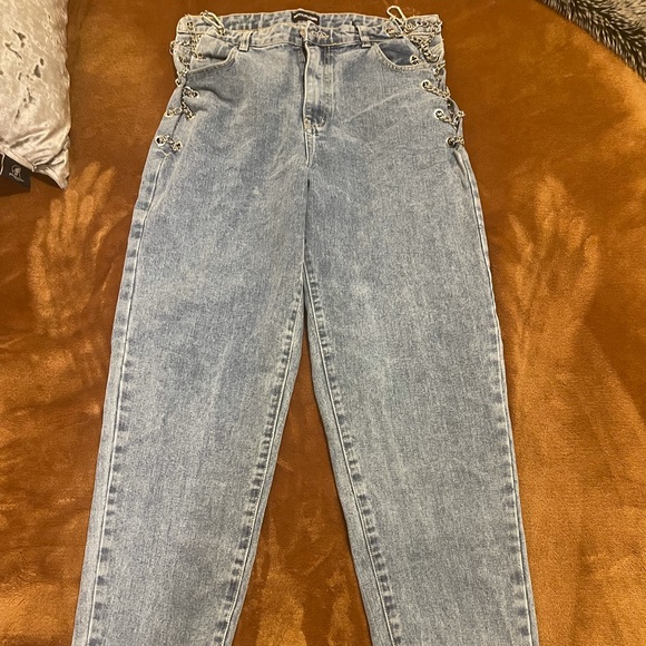 Vintage Wash Chain Waist Detail Mom 
